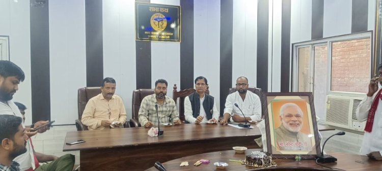 रायबरेली-नगर पंचायत महराजगंज के सभागार में प्रधानमंत्री नरेंद्र मोदी का 75 वां जन्मदिन धूमधाम के साथ मनाया गया