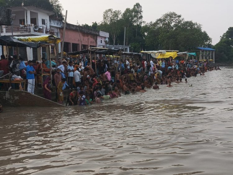 रायबरेली-शारदीय नवरात्रि पर गंगा घाट में उमड़ी श्रद्धा , श्रद्धालुओं ने लगाई डुबकी 