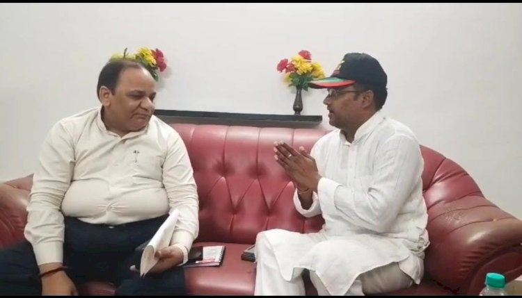 रायबरेली-PWD विभाग के अधिकारी के सामने भाजपा MLA ने जोड़े हाथ