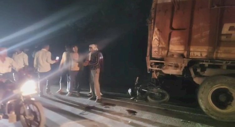 रायबरेली-सड़को के किनारे खड़े वाहन बन रहे हादसे का कारण,तेज रफ्तार बाइक सवार खड़े ट्रक में घुसा