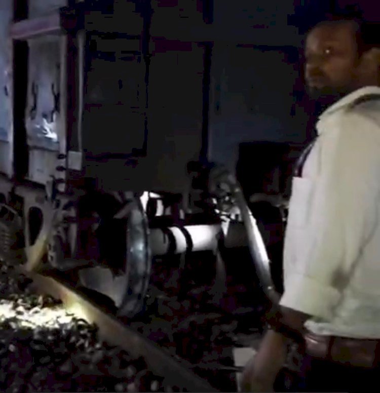 रायबरेली-अरखा रेलवे स्टेशन के पास मालगाड़ी के चार पहिया पटरी से उतरने मचा हड़कंप, जांच में जुटे रेलवे विभाग के अधिकारी