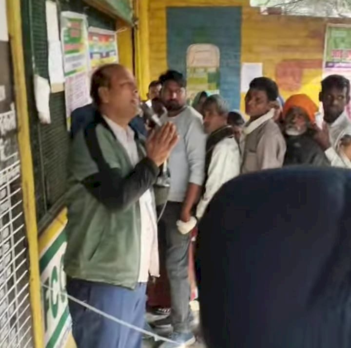 रायबरेली-इफको केंद्र संचालक का किसानों को समझाते हुए वीडियो हुआ वायरल, बना चर्चा का विषय 