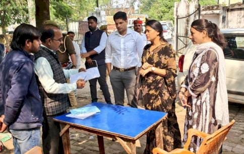 रायबरेली - डीएम व एसपी ने विशेष प्रगाढ़ पुनरीक्षण कार्यक्रम के क्रियान्वयन का किया औचक निरीक्षण