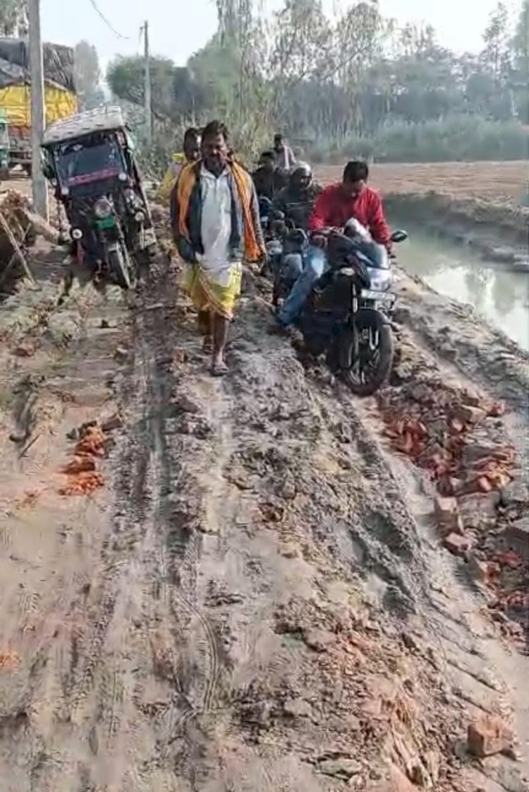 रायबरेली-रास्ते पर निर्माणाधीन पुल के कारण क्षतिग्रस्त मार्ग, लोगों का आवागमन हुआ बाधित,,, 