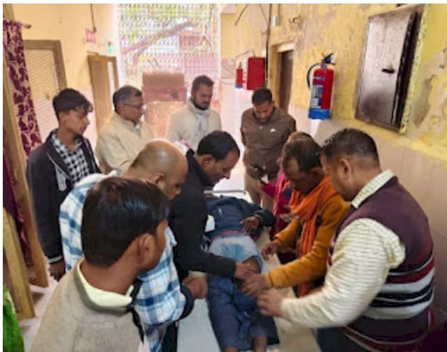 रायबरेली - सड़क के बीचो-बीच लड़ रहे कुत्तों को बचाने में बाइक फिसली, मां बेटा घायल