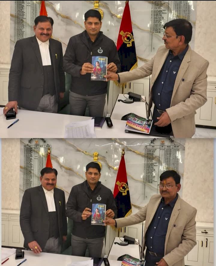 रायबरेली - शिक्षाविद् एवं वरिष्ठ कवि ने एसपी से की आत्मिक मुलाकात, भेट की स्वलिखित पुस्तक