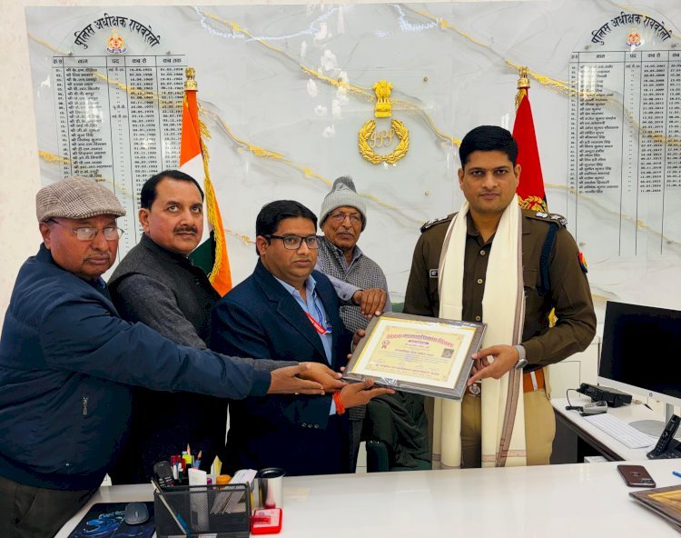 राष्ट्रीय मानवाधिकार फाउण्डेशन ने पुलिस अधीक्षक को किया सम्मानित