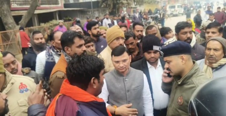 रायबरेली- निजी नर्सिंग होम के बाहर जमकर हंगामा