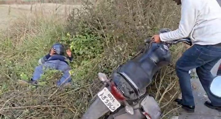 रायबरेली - नशे में धुत अज्ञात बाइक सवार झाड़ियों में उलझकर खंती में गिरा, राहगीरो ने निकाला बाहर