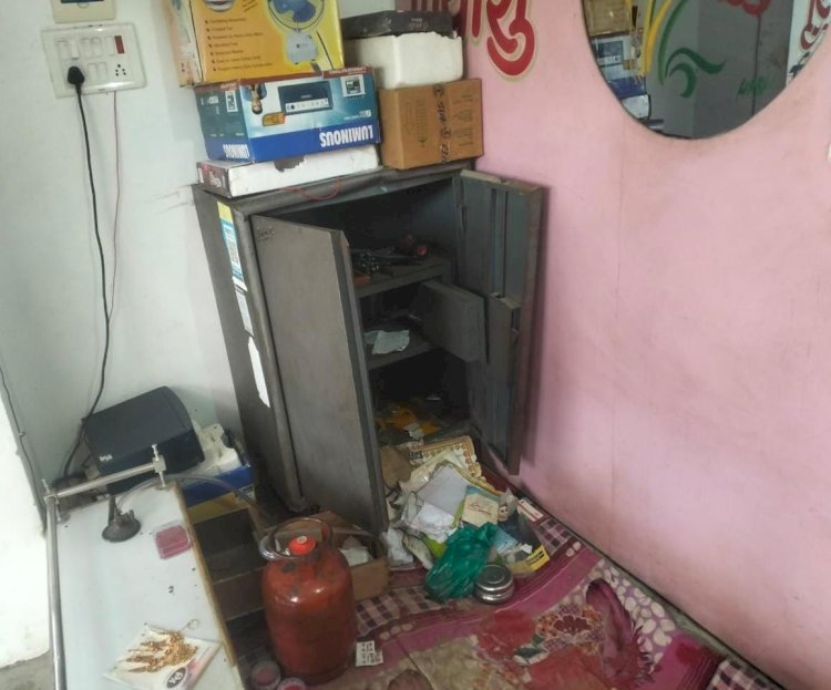 रायबरेली- सराफा दुकान का शटर तोड़कर तीन लाख के आभूषण चोरी