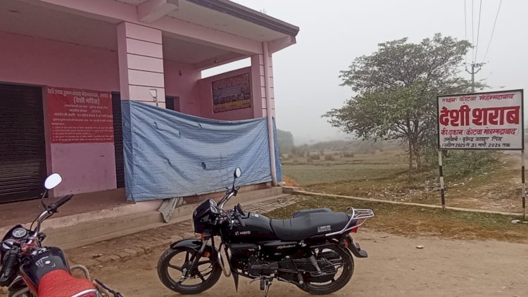 रायबरेली - मोहम्मदाबाद के समीप लगभग 20 मीटर की दूरी पर एक देसी शराब का ठेका संचालित