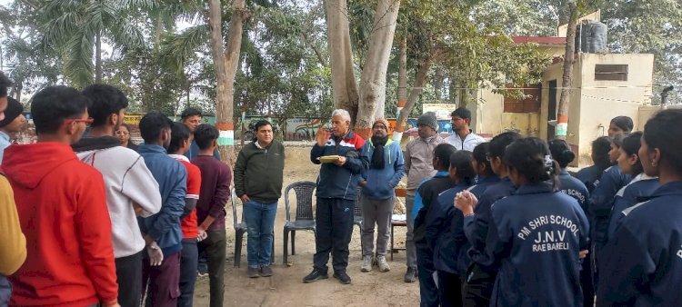 रायबरेली - पीएम श्री जवाहर नवोदय विद्यालय में NSS शिविर के दूसरे दिन स्वच्छता अभियान एवं सामूहिक गीत- गायन
