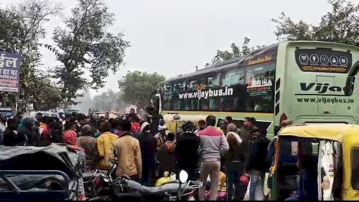 रायबरेली - स्लीपर बस मे ओवरलोडिंग पर यात्रियों का हंगामा