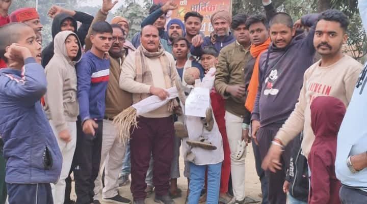रायबरेली - बांग्लादेश में हिंदू युवक की हत्या के विरोध में हुआ प्रदर्शन, ग्रामीणों ने फूंका पुतला