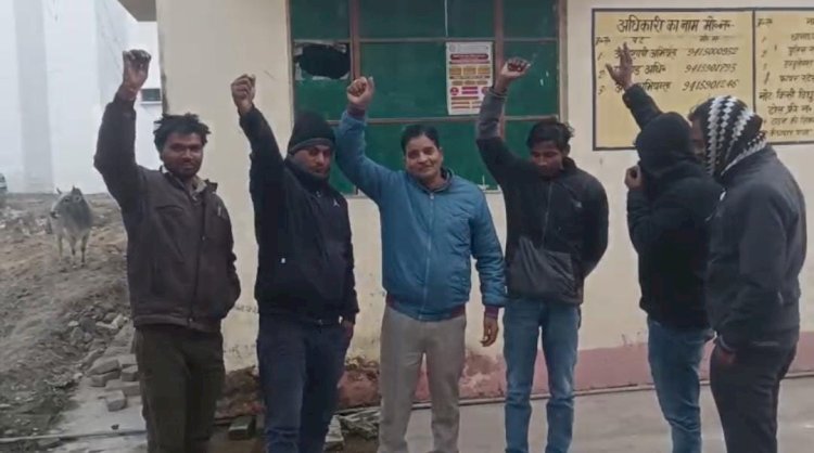 रायबरेली- ऊंचाहार में विद्युत संविदा कर्मियों का प्रदर्शन, कार्यवृत्त की प्रतियां जलाईं