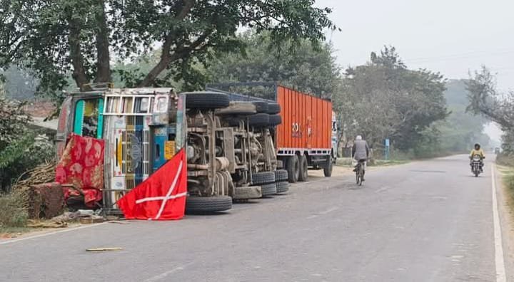रायबरेली - अनियंत्रित होकर पलटा गन्ने से लदा ट्रक, चालक व क्लीनर घायल
