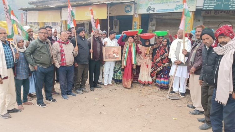 रायबरेली - मनरेगा से गांधी जी का नाम हटाए जाने के विरोध में जोरदार प्रदर्शन, 1 किमी पैदल मार्च