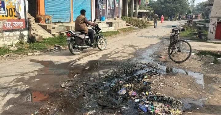 रायबरेली - जल जीवन मिशन की लीकेज पाइप बनी परेशानी का सबब, श्रद्धालु और नमाजी परेशान