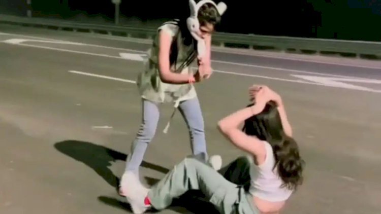 लड़कियों का 'नागिन डांस' देखा क्या? उन्नाव में हाईवे पर लेटकर बनाई खतरनाक वाली रील;