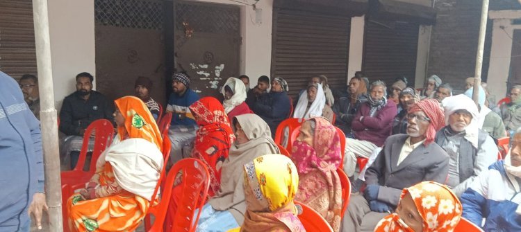 रायबरेली - कांग्रेसियों ने वितरित किये सांसद राहुल गांधी द्वारा भेजे गए कंबल