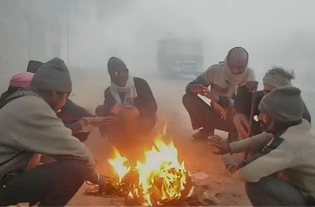 देश में हाड़ कंपाने वाली ठंड का कहर, ये 5 राज्य बहुत घने कोहरे की चपेट में...जानिए अपने शहर के मौसम का हाल