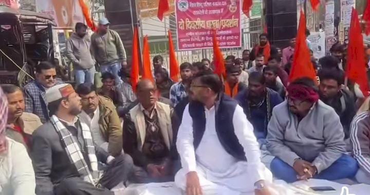 रायबरेली-पुलिस के खिलाफ चल रहे विहिप के धरना प्रदर्शन में शामिल हुए ऊंचाहार विधायक, सहयोग देने की कहीं बात