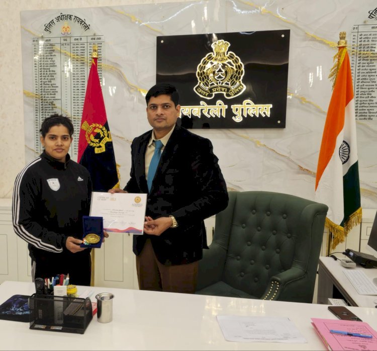 रायबरेली-होनहार महिला मुख्य आरक्षी को पुलिस अधीक्षक द्वारा किया गया सम्मानित
