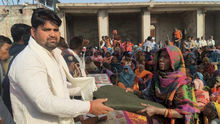 रायबरेली-रोहनिया ब्लाक में समाजसेवी विनय यादव ने गरीबों जरूरतमंदों को वितरण किया कंबल,,,, 