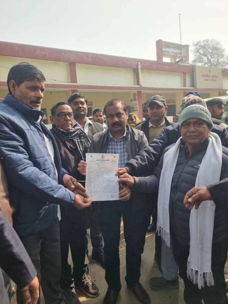 रायबरेली-हैदरगढ़ की घटना को लेकर अधिवक्ताओं ने नायब तहसीलदार को सौपा ज्ञापन