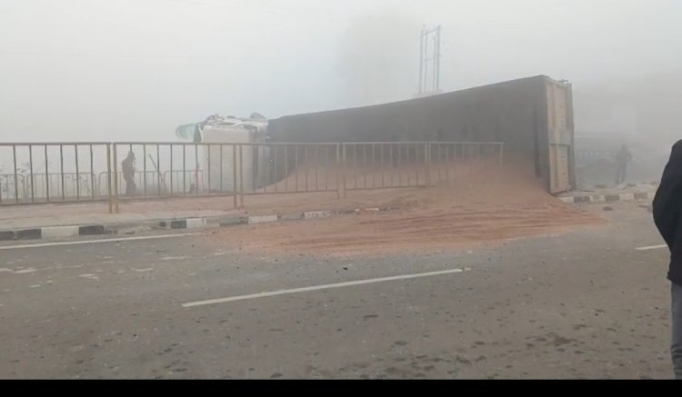 रायबरेली: घने कोहरे के चलते मौरंग लदा ट्रक पलटा, चालक-क्लीनर घायल