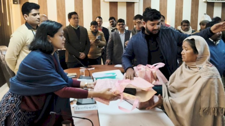 रायबरेली- ऊंचाहार में डीएम-एसपी ने सुनीं फरियादियों की समस्याएं, मौके पर निस्तारण के लिए दौड़ाई टीमें, बांटे गए कम्बल