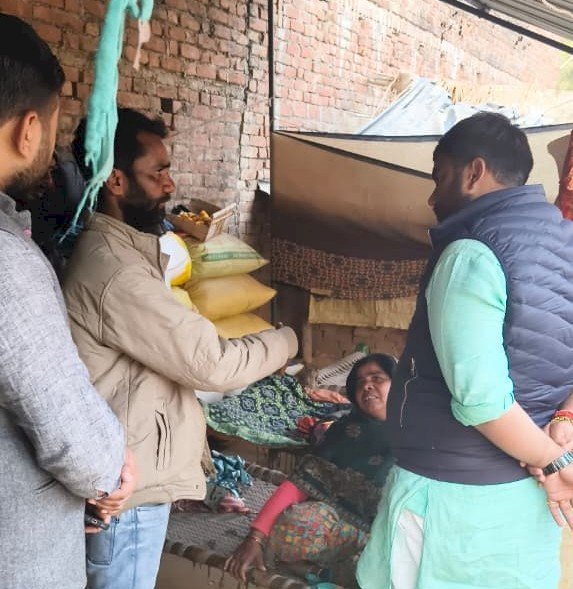 रायबरेली-डलमऊ में हुए हादसे के बाद परिवार से मिले बीजेपी नेता अनुष्ठान सिंह जहाजी