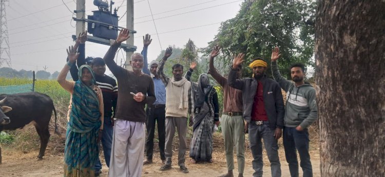 रायबरेली:ऊंचाहार में अंधेरे में डूबा गांव, बिजली बहाली के नाम पर रिश्वत मांगने का आरोप, ग्रामीणों ने किया प्रदर्शन