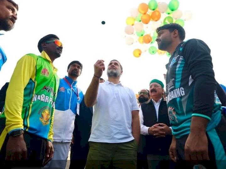 रायबरेली - राहुल गांधी ने सिक्का उछालकर रायबरेली प्रीमियर लीग का किया उद्घाटन