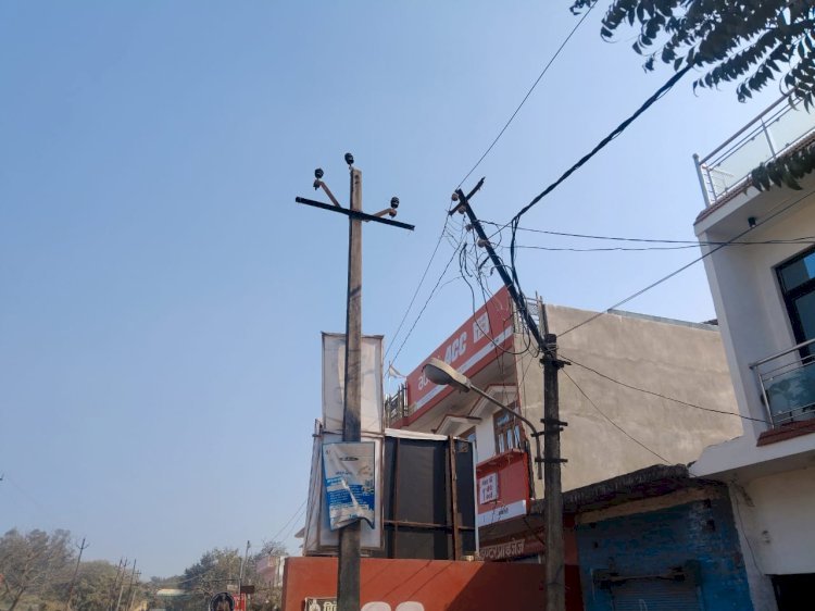 रायबरेली - एक नट बोल्ट पर टंगा विद्युत विभाग का पोल, कर रहा है किसी बड़े हादसे का इंतजार