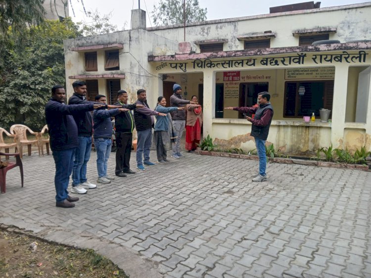 रायबरेली-सरकारी कार्यालयों के अधिकारियो/कर्मचारियों को दिलाई गई मतदाता शपथ