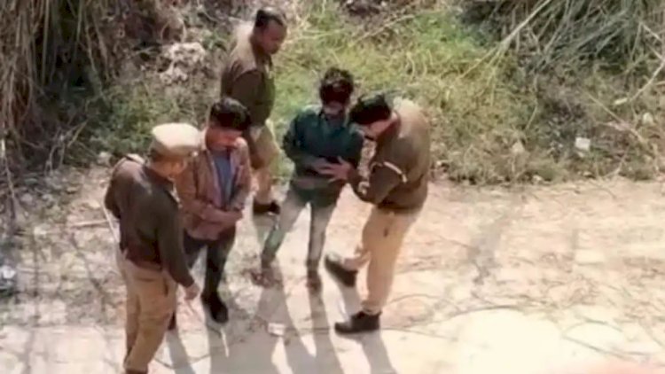 पहले जेब में रखा चाकू, फिर तलाशी लेकर किया बरामद, अब खुल गई अलीगढ़ पुलिस की पोल
