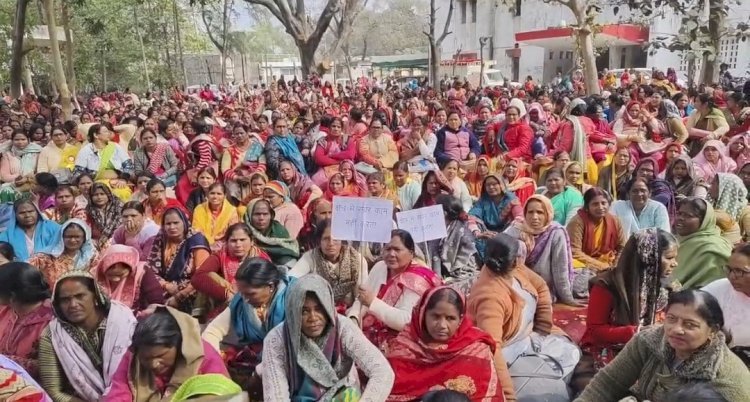 रायबरेली में सैकड़ों की संख्या में आंगनबाड़ी कार्यकत्रियों का प्रदर्शन