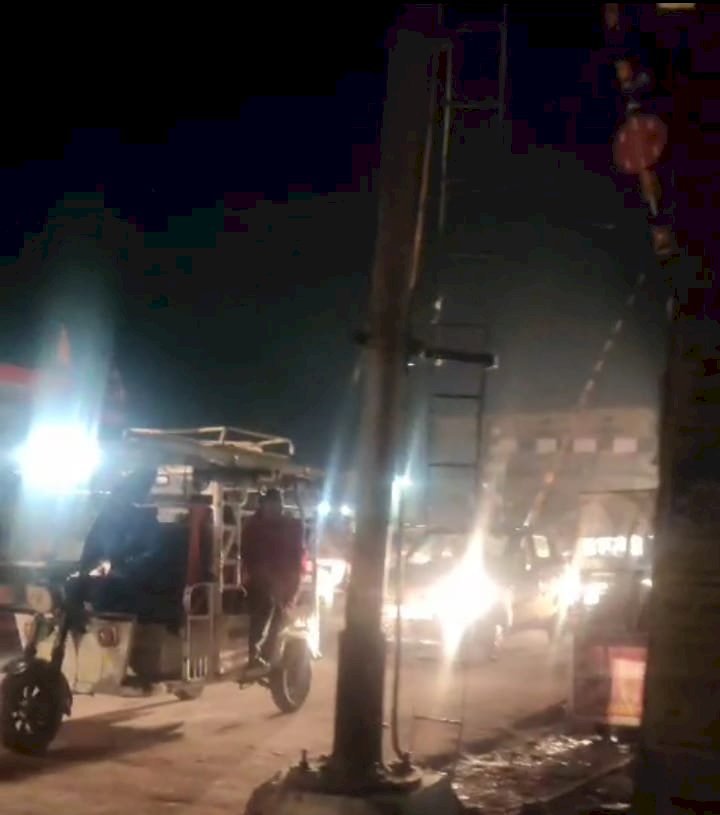 झारखंड के देवघर जिले में हुई रेलवे दुर्घटना से सबक नहीं ले रहे हैं बछरावां रेलवे फाटक के गेटमैन