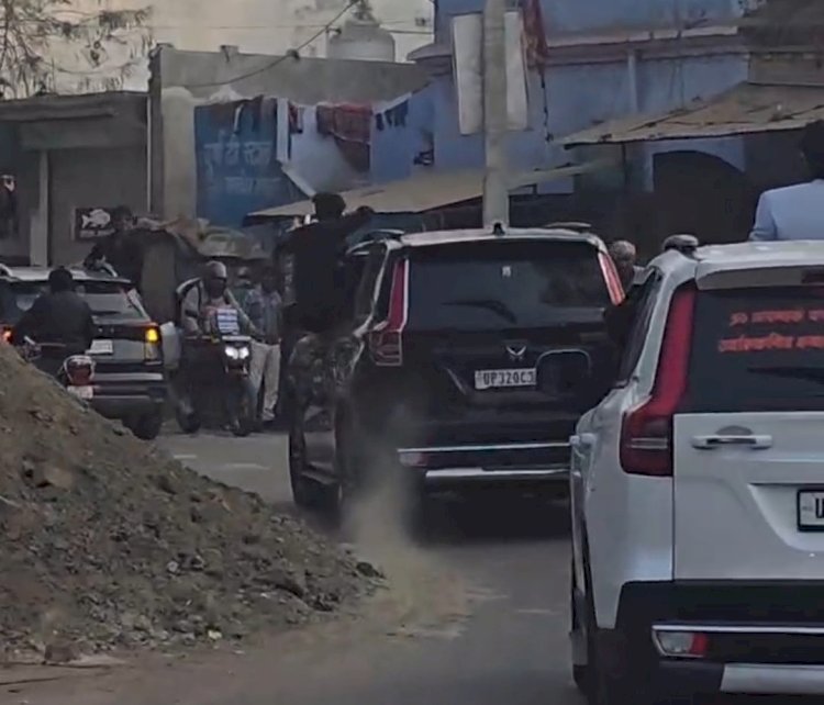 रायबरेली में खुलेआम उड़ाई गई यातायात नियमों की धज्जियां गाड़ियों के काफिले में सरेआम नियमों की अनदेखी
