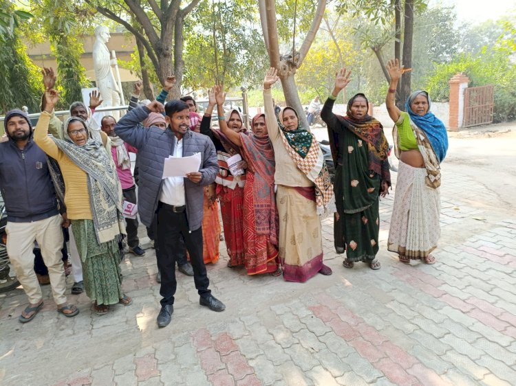 ऊंचाहार:भूमि पर जबरन कब्जे के विरुद्ध दलित परिवार का तहसील में प्रदर्शन दी आत्मदाह की धमकी,,, 