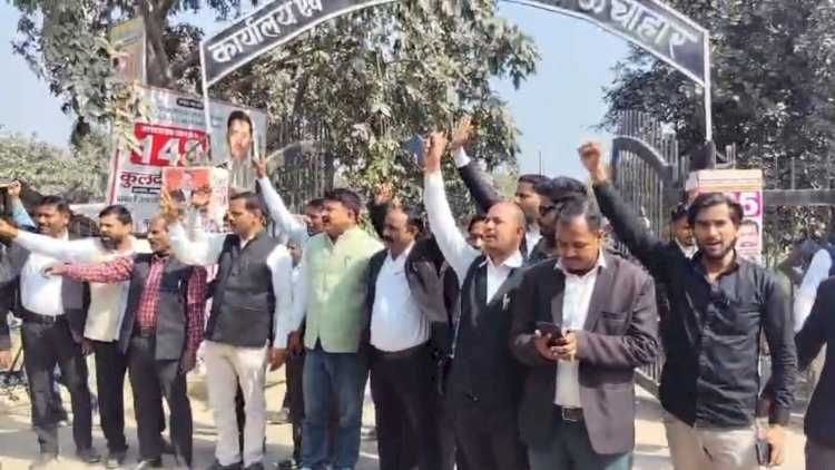 रायबरेली:अधिवक्ता की हत्या के विरोध में ऊंचाहार तहसील के वकीलों ने किया न्यायिक कार्य का बहिष्कार