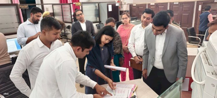 रायबरेली - डीएम ने कलेक्ट्रेट के विभिन्न पटलो का किया निरीक्षण