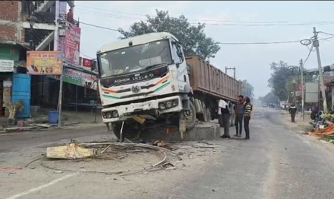 रायबरेली - तेज रफ्तार अनियंत्रित ट्रेलर ने हाई मार्क्स लाइट के खंभे मारी जोरदार टक्कर, हुआ लाखों का नुकसान