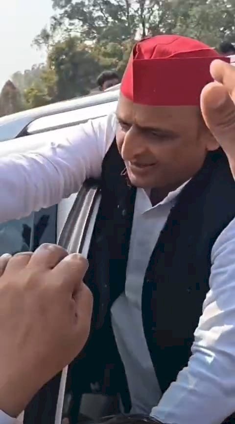 सपा के राष्ट्रीय अध्यक्ष का जनपद की सीमा पर हुआ भव्य स्वागत