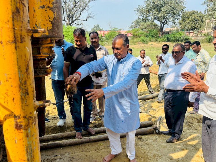 रायबरेली;डलमऊ नगरपंचायत अध्यक्ष पंडित ब्रजेश दत्त गौड़ ने बड़े नलकूप का किया शुभारंभ