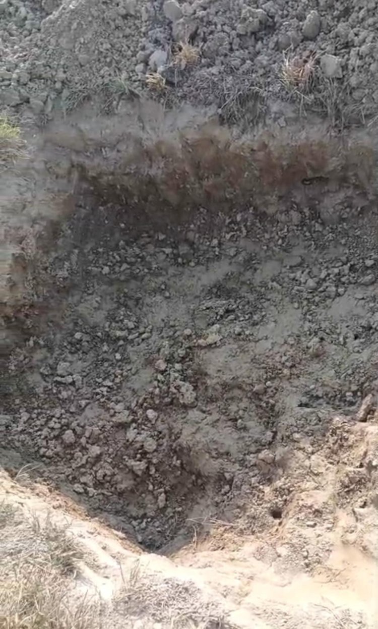 रायबरेली - ऊंचाहार:बीमार पत्नी का इलाज कराने गया था पति, पीछे से दबंगों ने खोदा खेत में गड्ढा