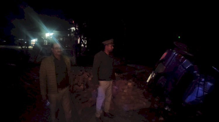 तेज रफ्तार होने के चलते अनियंत्रित होकर पलटी बोलेरो, दो घायल