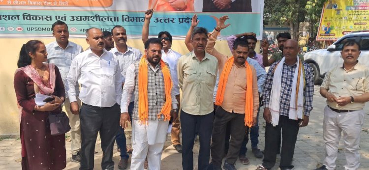 ऊंचाहार:क्षेत्र पंचायत की बैठक में हंगामा , प्रमुख के बेटे ने बीडीसी पर तानी रिवॉल्वर,,,,,? 