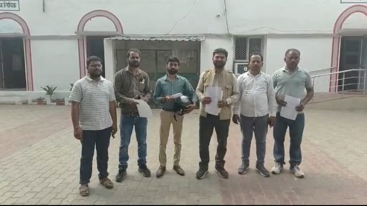 रायबरेली-जर्जर सड़क से लोग परेशान, ग्रामीणों ने मरम्मत के लिए जिलाधिकारी को सौंपा ज्ञापन